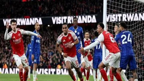 中国球迷齐声呼喊，激情助力，共掀赛场热潮。